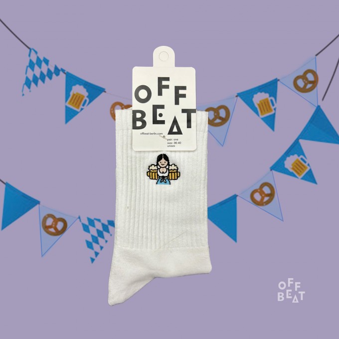 Bestickt Wiesn-Kellnerin Socken von Offbeat