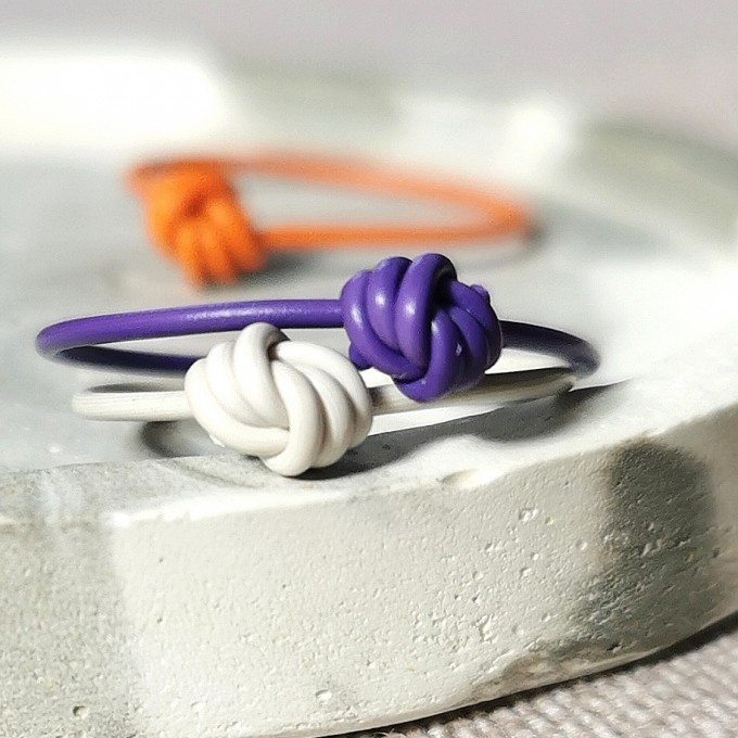 Weißer Knotenring aus recycelten Kabeln – farbenfroher Statement-Schmuck, handgemacht und nachhaltig I KIZZU Schmuck Manufaktur 