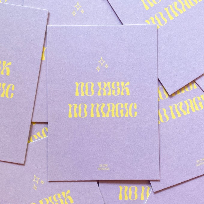 Premium Postkarte „No Risk No Magic“ – Mutmacher & Geburtstagskarte Grußkarte in Flieder Gelb, Extra Dicke Holzschliffpappe | Slow Sunday Studio