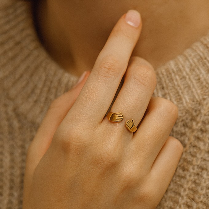 Anoa Ring Umarmung Hug Hände in Gold